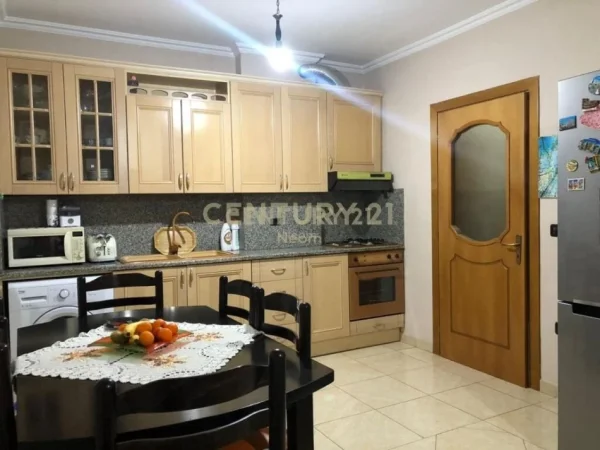 Tirane, jepet me qera apartament 1+1+Aneks+Ballkon Kati 8, 85 m² 550 € (Neom125421)