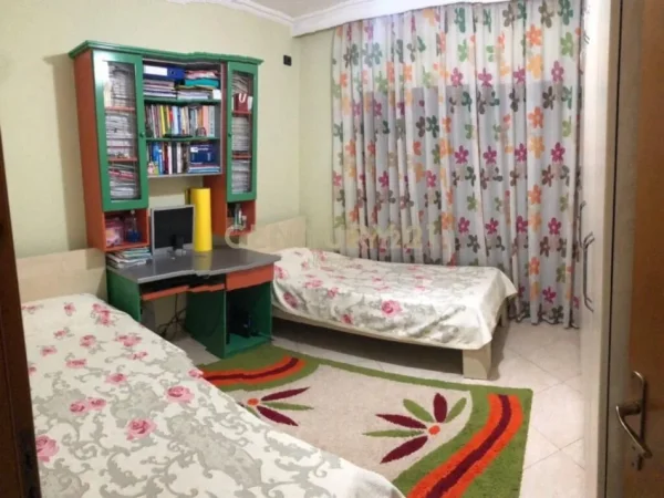 Tirane, jepet me qera apartament 1+1+Aneks+Ballkon Kati 8, 85 m² 550 € (Neom125421)