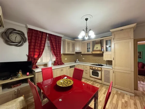 Tirane, jepet me qera apartament 2+1+Ballkon Kati 3, 70 m² 630 € (Rruga fortuzi)