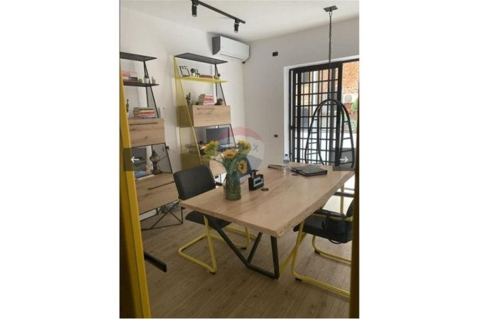 Tirane, jepet me qera zyre , 110 m² 1.000 € 