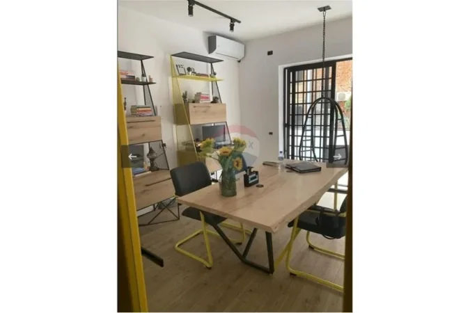 Tirane, jepet me qera zyre , 110 m² 1.000 € 