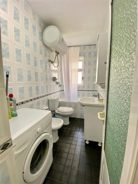 Tirane, jepet me qera apartament 2+1+Ballkon Kati 2, 85 m² 650 € (Rruga Fortuzi)