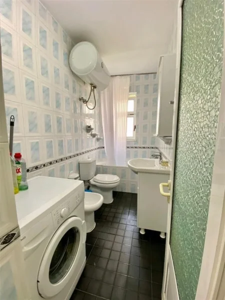 Tirane, jepet me qera apartament 2+1+Ballkon Kati 2, 85 m² 650 € (Rruga Fortuzi)