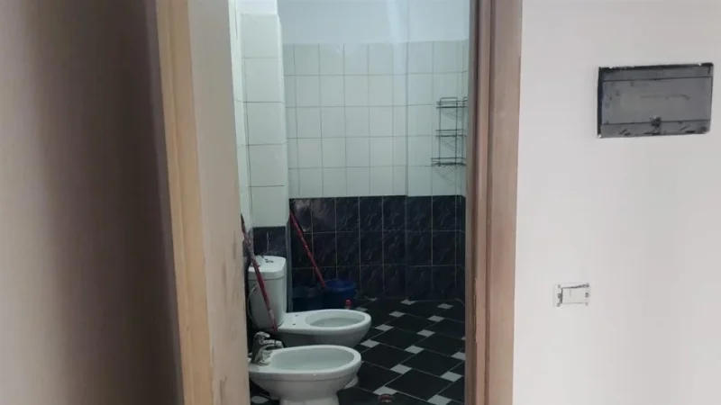 Tirane, jepet me qera apartament 2+1+Ballkon Kati 4, 85 m² 300 € (Fresk . Stacioni i fundit i porcelanit , (Rruga e Thesarit ))