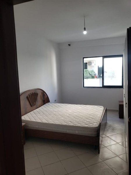 Tirane, jepet me qera apartament 2+1+Ballkon Kati 4, 85 m² 300 € (Fresk . Stacioni i fundit i porcelanit , (Rruga e Thesarit ))