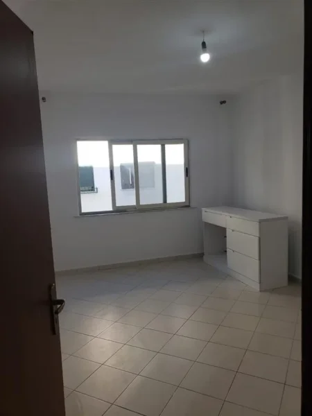 Tirane, jepet me qera apartament 2+1+Ballkon Kati 4, 85 m² 300 € (Fresk . Stacioni i fundit i porcelanit , (Rruga e Thesarit ))