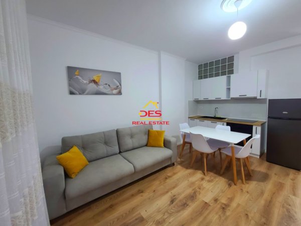 Vlore, jepet me qera apartament 1+1+Ballkon Kati 9, 70 m² 400 € (Rruga Murat Tërbaçi)