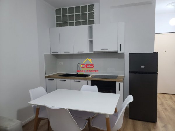 Vlore, jepet me qera apartament 1+1+Ballkon Kati 9, 70 m² 400 € (Rruga Murat Tërbaçi)