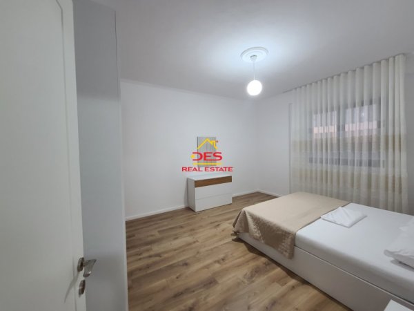 Vlore, jepet me qera apartament 1+1+Ballkon Kati 9, 70 m² 400 € (Rruga Murat Tërbaçi)