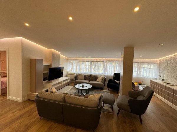 Tirane, jepet me qera 3+1 , 198 m² 920 € (Fresk)