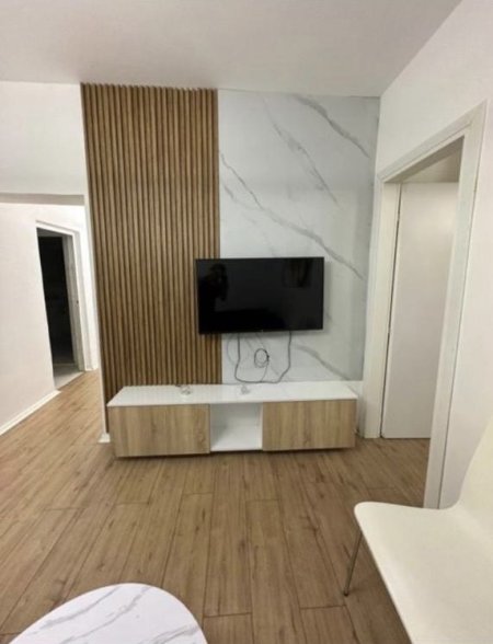 Tirane, jepet me qera apartament 1+1+Ballkon Kati 3, 65 m² 600 € (Sheshi Willson)