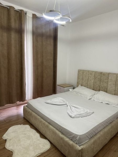 Tirane, jepet me qera apartament 1+1+Ballkon Kati 3, 65 m² 600 € (Sheshi Willson)