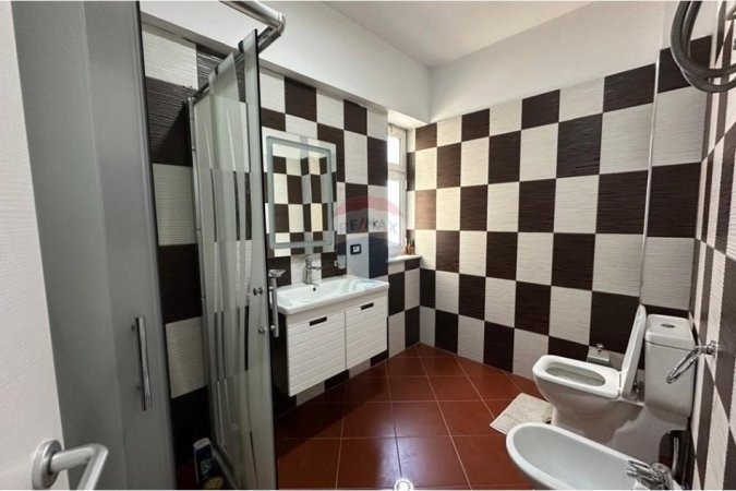 Tirane, jepet me qera apartament 2+1 Kati 2, 111 m² 750 € 