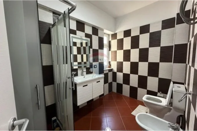Tirane, jepet me qera apartament 2+1 Kati 2, 111 m² 750 € 