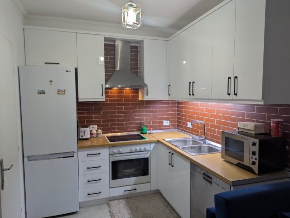 Tirane, jepet me qera apartament 1+1+Ballkon Kati 3, 60 m² 400 € (Fresk , Kompleksi i Tom Doshit)