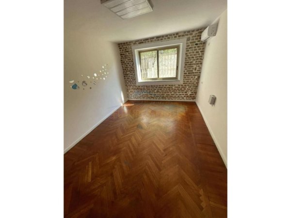Tirane, jepet me qera ambjent biznesi Kati 0, 130 m² 1.000 € (Myslym Shyri, Tiranë)