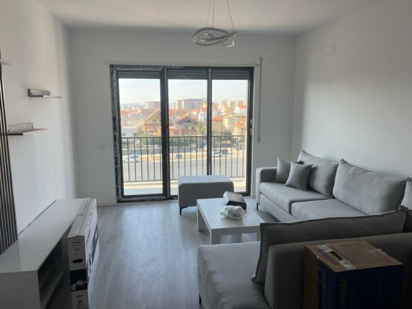 Tirane, jepet me qera apartament 1+1+Ballkon Kati 3, 77 m² 450 € 