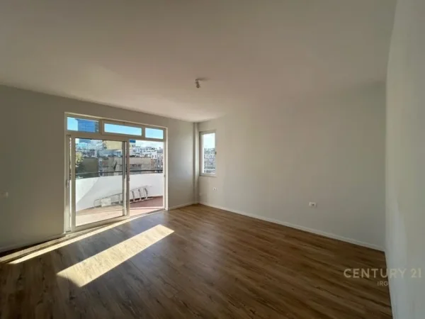 Tirane, jepet me qera apartament 2+1 Kati 4, 125 m² 900 € 