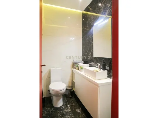 Tirane, jepet me qera zyre Kati 2, 35 m² 900 € (Neom125784)