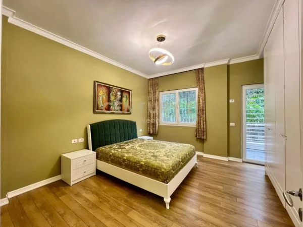 Tirane, jepet me qera apartament 2+1 Kati 3, 110 m² 850 € (Liqeni thate)