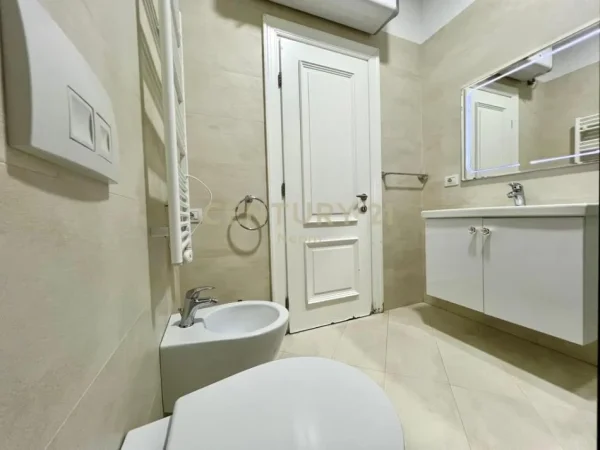 Tirane, jepet me qera apartament 2+1 Kati 3, 110 m² 850 € (Liqeni thate)