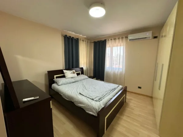 Tirane, jepet me qera apartament 3+1+Ballkon Kati 4, 90 m² 710 € (pazari i ri)