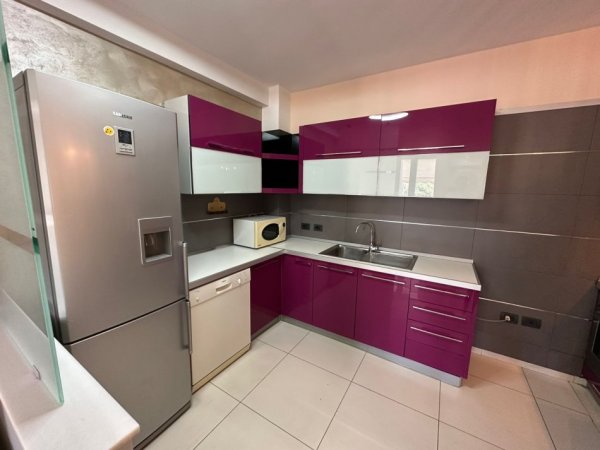Tirane, jepet me qera apartament 3+1+Ballkon Kati 4, 90 m² 710 € (pazari i ri)