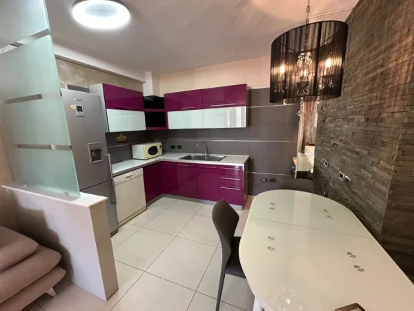 Tirane, jepet me qera apartament 3+1+Ballkon Kati 4, 90 m² 710 € (pazari i ri)