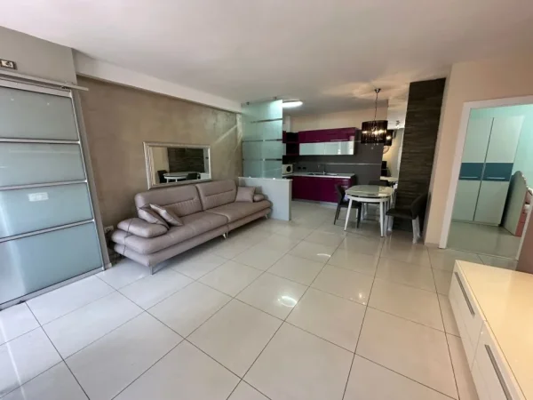 Tirane, jepet me qera apartament 3+1+Ballkon Kati 4, 90 m² 710 € (pazari i ri)