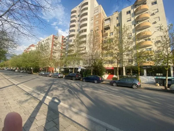 Tirane, jepet me qera ambjent biznesi Kati 0, 60 m² 450 € (Brryl)