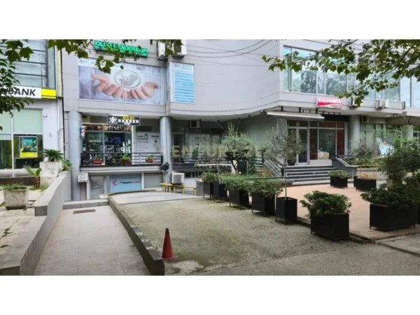 Tirane, jepet me qera ambjent biznesi Kati 0, 60 m² 450 € (Brryl)