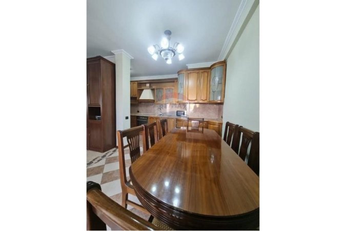 Tirane, shitet apartament 3+1 , 138 m² 295.000 € (Stacioni i Trenit)