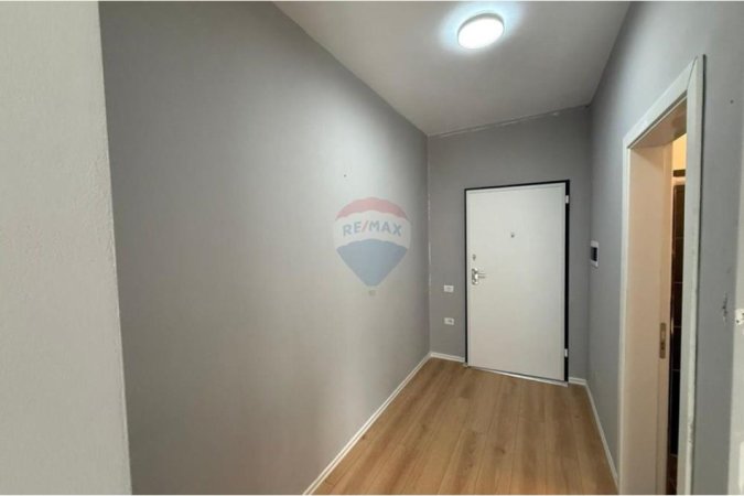 Tirane, jepet me qera zyre , 27 m² 500 € (Myslym Shyri)