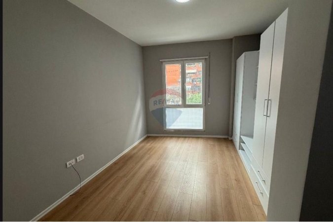 Tirane, jepet me qera zyre , 27 m² 500 € (Myslym Shyri)