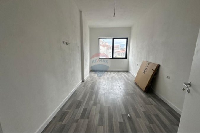 Tirane, jepet me qera apartament 1+1 , 70 m² 700 € (Vasil Shanto)