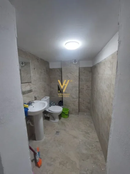 Tirane, jepet me qera dyqan Kati 0, 106 m² 800 € (ISH FUSHA E AVIACIONIT)