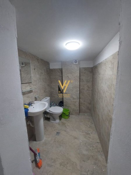 Tirane, jepet me qera dyqan Kati 0, 106 m² 800 € (ISH FUSHA E AVIACIONIT)