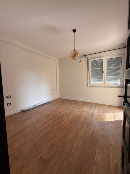 Tirane, jepet me qera zyre Kati 8, 110 m² 1.000 € (Komuna Parisit)