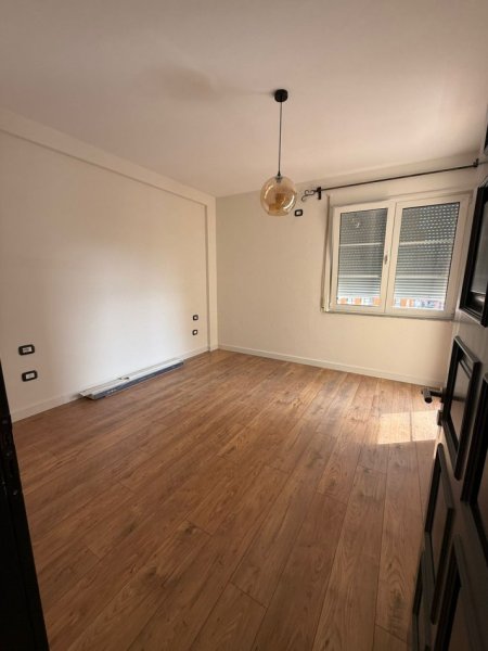 Tirane, jepet me qera zyre Kati 8, 110 m² 1.000 € (Komuna Parisit)