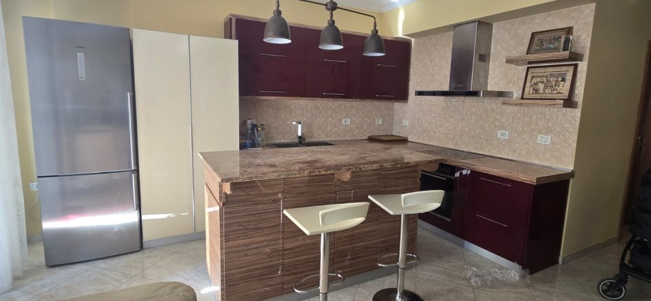 Tirane, jepet me qera apartament 3+1+Ballkon Kati 1, 120 m² 700 € (Ish Parku Autobuzave/Rr.Frosina Plaku)