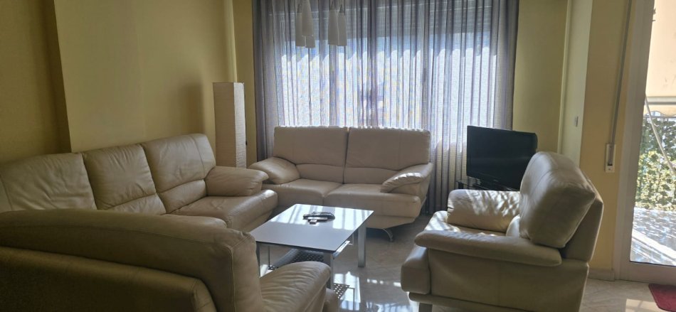 Tirane, jepet me qera apartament 3+1+Ballkon Kati 1, 120 m² 700 € (Ish Parku Autobuzave/Rr.Frosina Plaku)