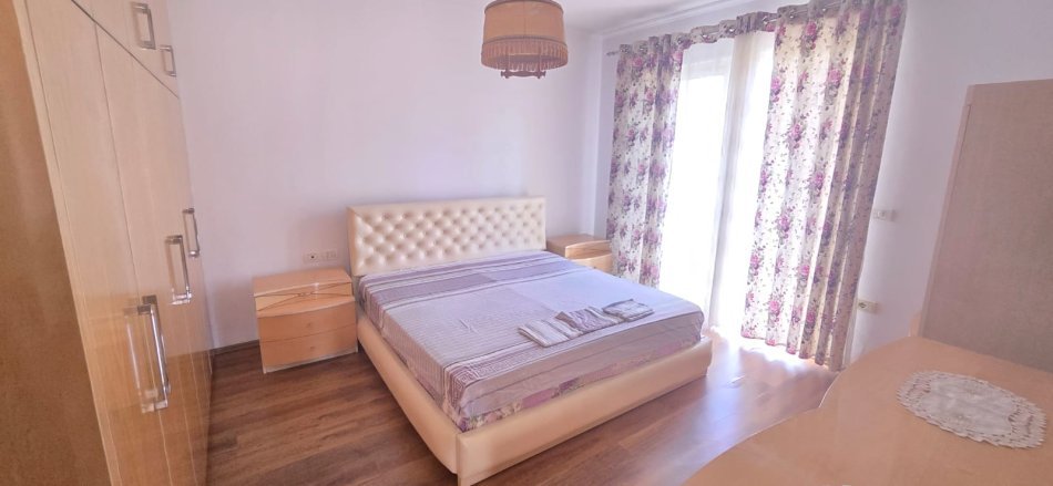 Tirane, jepet me qera apartament 3+1+Ballkon Kati 1, 120 m² 700 € (Ish Parku Autobuzave/Rr.Frosina Plaku)