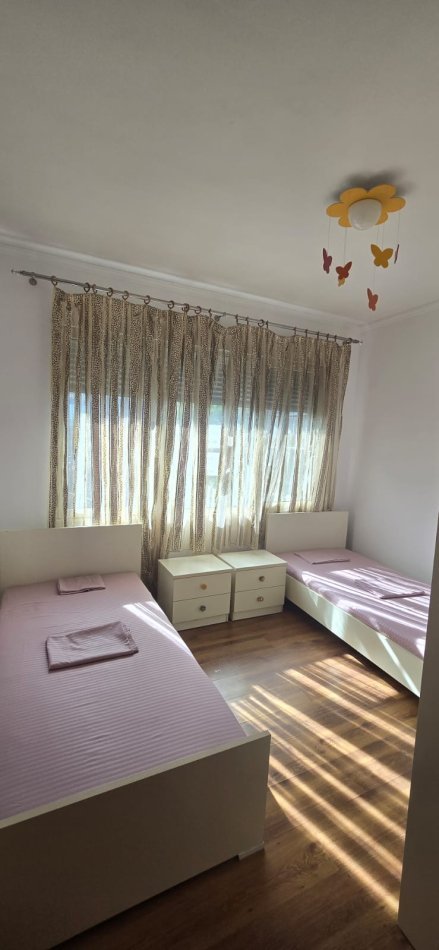 Tirane, jepet me qera apartament 3+1+Ballkon Kati 1, 120 m² 700 € (Ish Parku Autobuzave/Rr.Frosina Plaku)