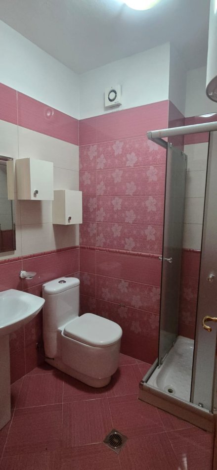 Tirane, jepet me qera apartament 3+1+Ballkon Kati 1, 120 m² 700 € (Ish Parku Autobuzave/Rr.Frosina Plaku)