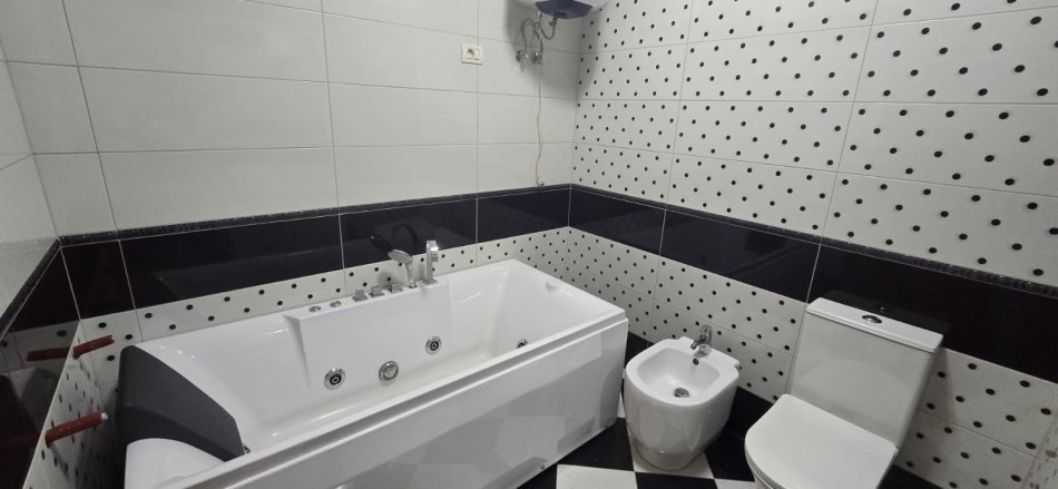 Tirane, jepet me qera apartament 3+1+Ballkon Kati 1, 120 m² 700 € (Ish Parku Autobuzave/Rr.Frosina Plaku)