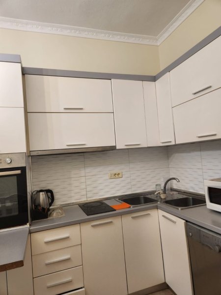 Tirane, jepet me qera apartament 2+1+Ballkon Kati 5, 77 m² 600 € (Shallvaret/Rr.Reshit Collaku)