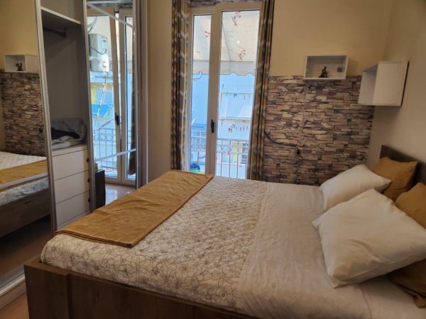 Tirane, jepet me qera apartament 2+1+Ballkon Kati 5, 77 m² 600 € (Shallvaret/Rr.Reshit Collaku)