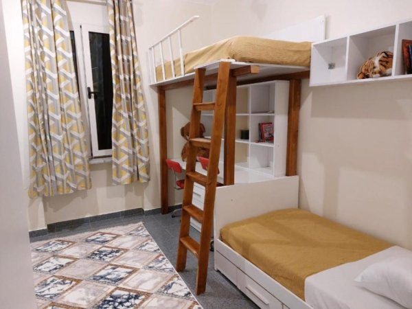 Tirane, jepet me qera apartament 2+1+Ballkon Kati 5, 77 m² 600 € (Shallvaret/Rr.Reshit Collaku)