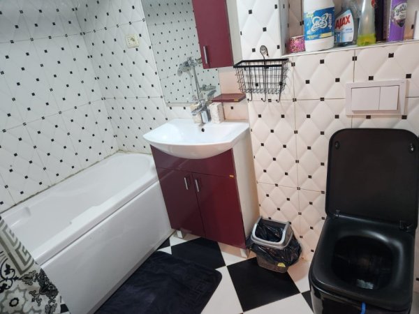 Tirane, jepet me qera apartament 2+1+Ballkon Kati 5, 77 m² 600 € (Shallvaret/Rr.Reshit Collaku)