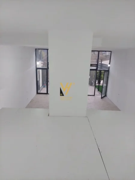 Tirane, shitet dyqan Kati 0, 106 m² 230.000 € (ISH FUSHA E AVIACIONIT)